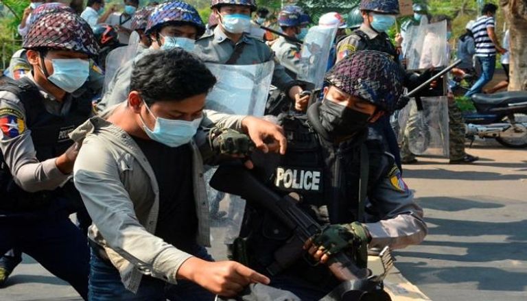 جانب من الاعتقالات تشنها السلطات في ميانمار ضد رافضي الانقلاب- رويترز