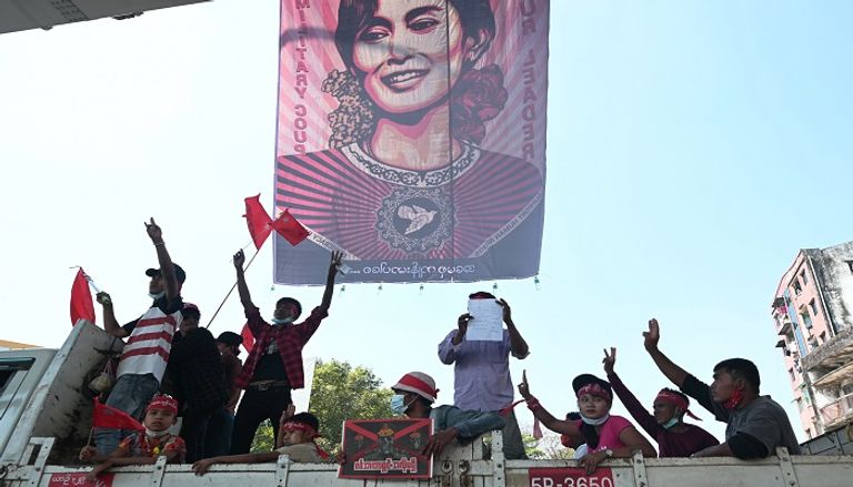 جانب من المظاهرات التي تشهدها ميانمار رفضا للانقلاب- رويترز جانب من الاعتقالات تشنها السلطات في ميانمار ضد رافضي الانقلاب- رويترز