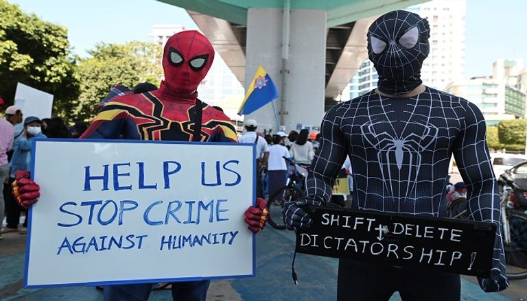 جانب من المظاهرات التي تشهدها ميانمار رفضا للانقلاب- رويترز جانب من الاعتقالات تشنها السلطات في ميانمار ضد رافضي الانقلاب- رويترز