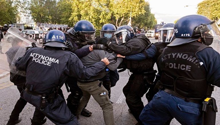 جانب من الاشتباكات التي شهدتها نيقوسيا ضد الفساد الحكومة وقيود كورونا- أ.ف.ب