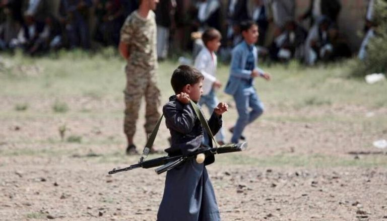 طفل يمني في مسيرة حوثية مسلحة بصنعاء