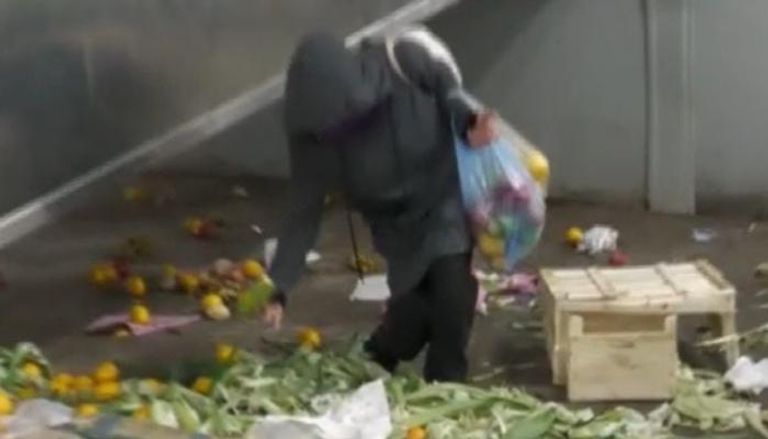 صورة من فيديو لتركي يجمع الطعام من بقايا الأسواق