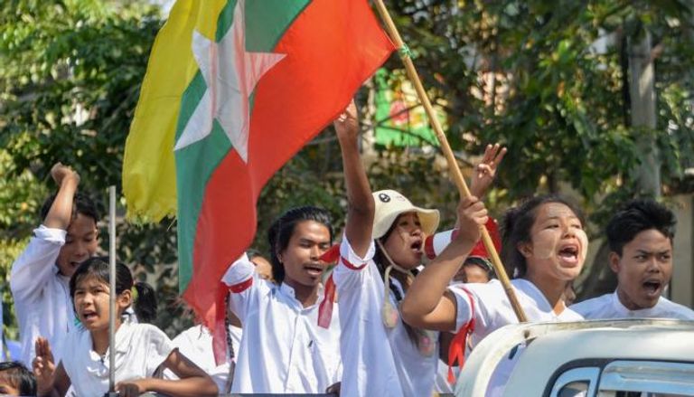 متظاهرون ينددون بالانقلاب في ميانمار 