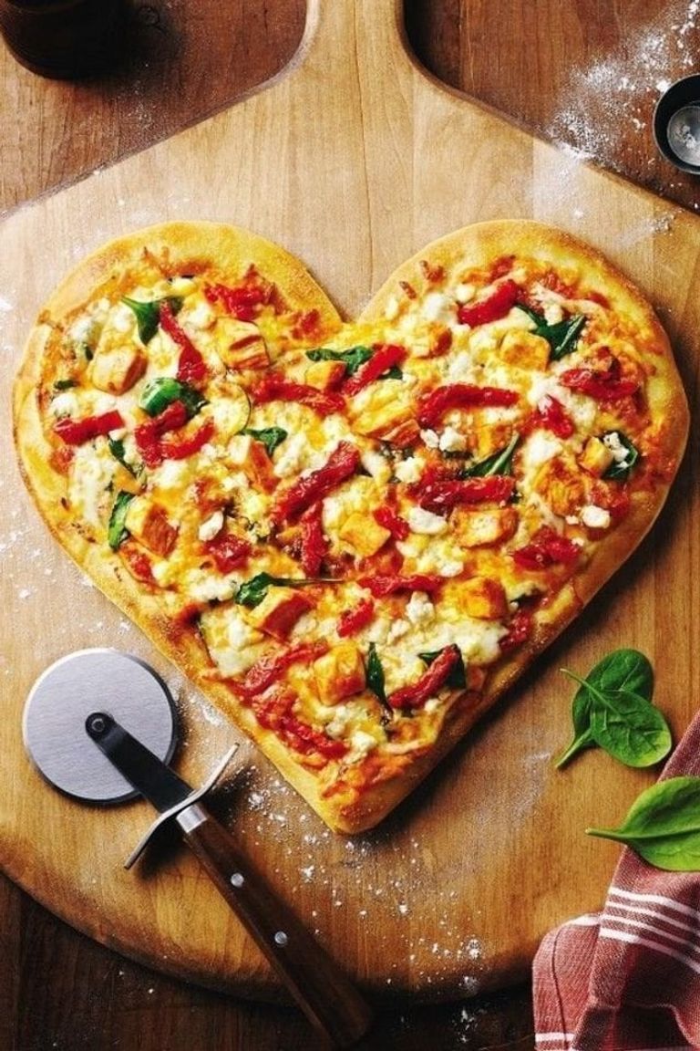 تورتة مزينة بورود صالحة للأكل تناسب عشاء رومانسيا في الفلانتين