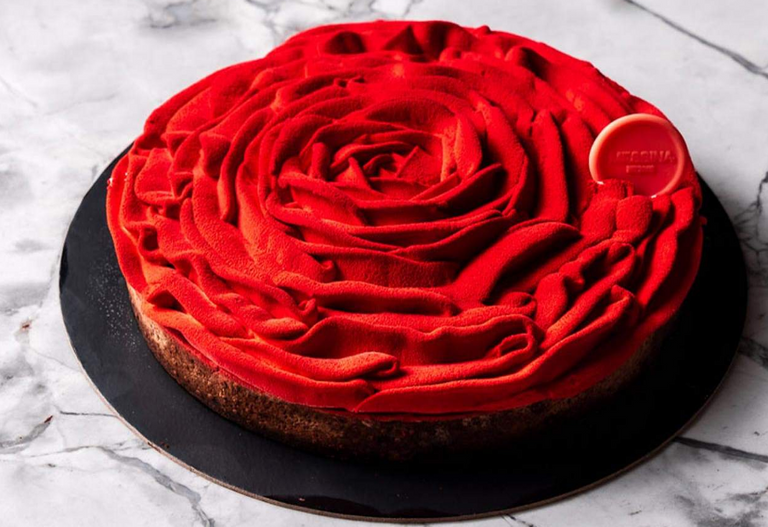 تورتة مزينة بورود صالحة للأكل تناسب عشاء رومانسيا في الفلانتين