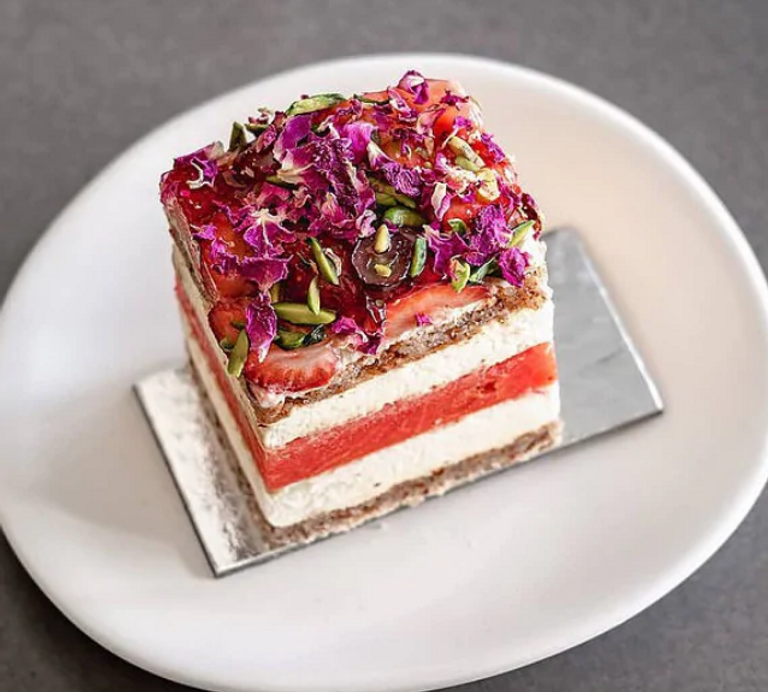 تورتة مزينة بورود صالحة للأكل تناسب عشاء رومانسيا في الفلانتين