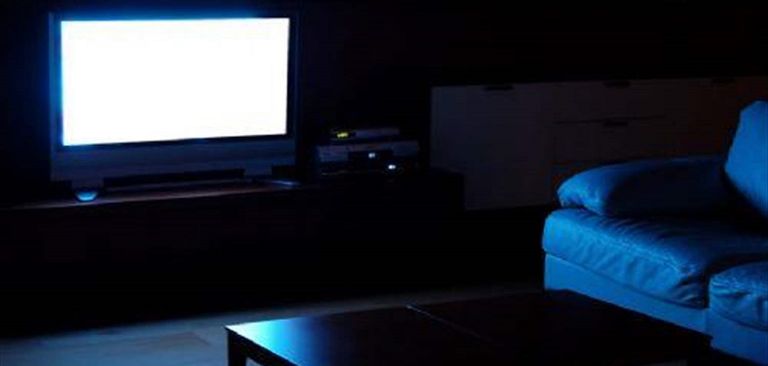 فتاة تحمل قلبا أحمر في عيد الحب