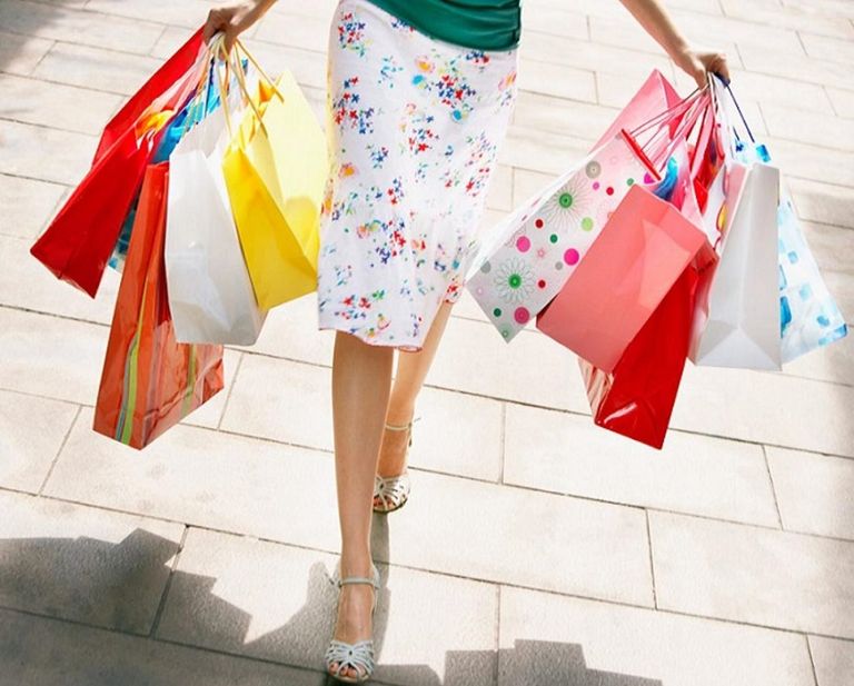 فتاة تحمل قلبا أحمر في عيد الحب