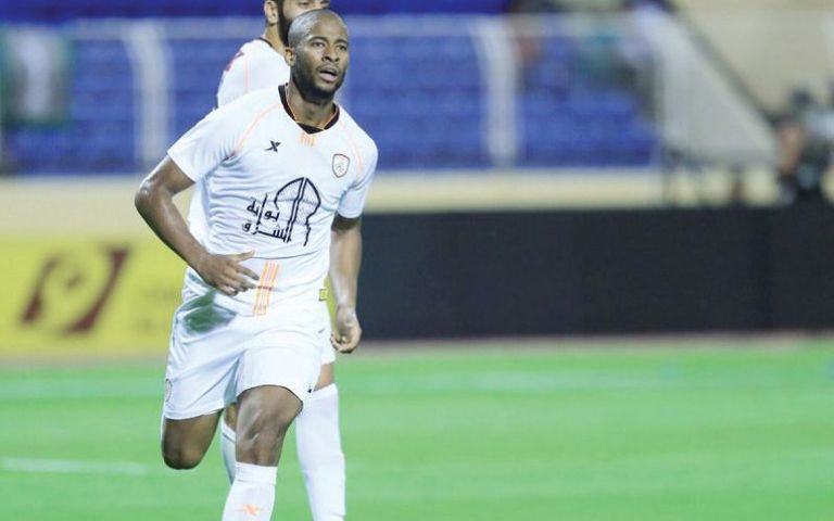 البرازيلي سيبا لاعب الشباب السعودي حسين عبدالغني إداري نادي النصر