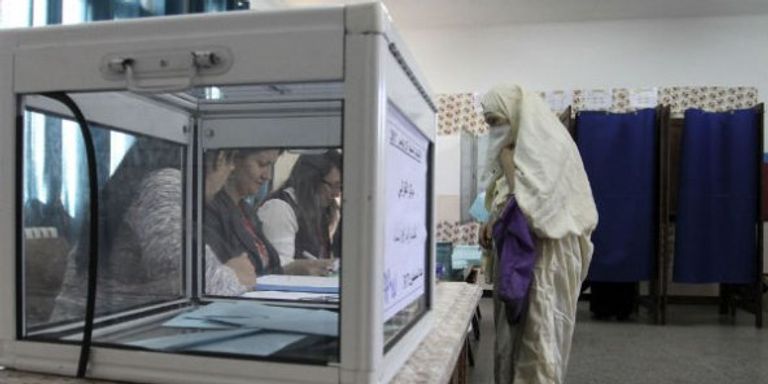 جزائرية في مكتب اقتراع - أرشيفية جانب من لقاء الرئيس الجزائري وسفيان جيلالي رئيس حزب