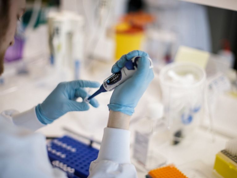 طبيبة تعد حقنة للتلقيح ضد فيروس كورونا