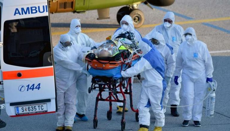 طبيبة تعد حقنة للتلقيح ضد فيروس كورونا