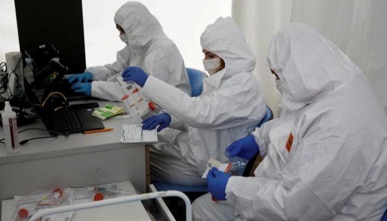 طبيبة تعد حقنة للتلقيح ضد فيروس كورونا