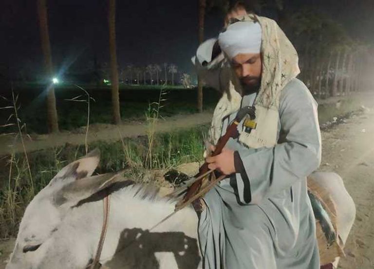 بهاء على الحمار خلال رحلته