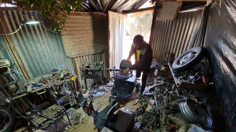 عربة كهربائية مجمعة من قطع خردة