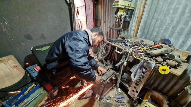 عربة كهربائية مجمعة من قطع خردة