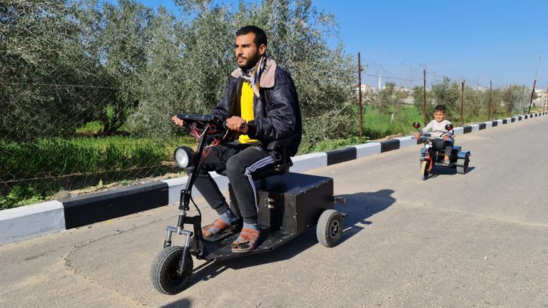 عربة كهربائية مجمعة من قطع خردة