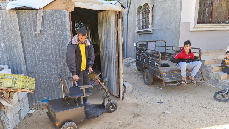 عربة كهربائية مجمعة من قطع خردة