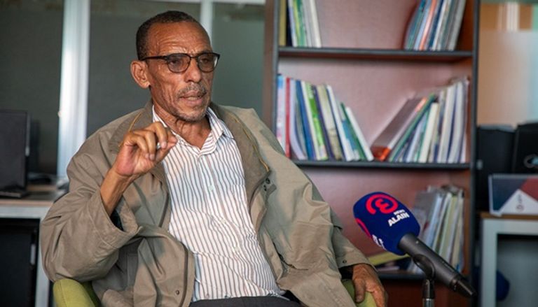 إثيوبي يحمل جهاز الراديو في مشهد معتاد