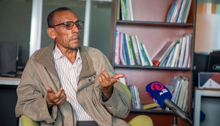 إثيوبي يحمل جهاز الراديو في مشهد معتاد