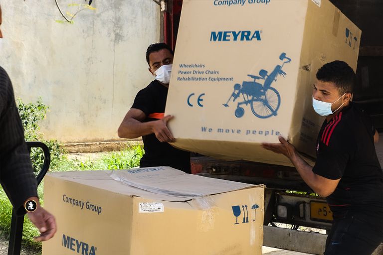 الجيش يقدم مساعدات لذوي الاحتياجات الخاصة