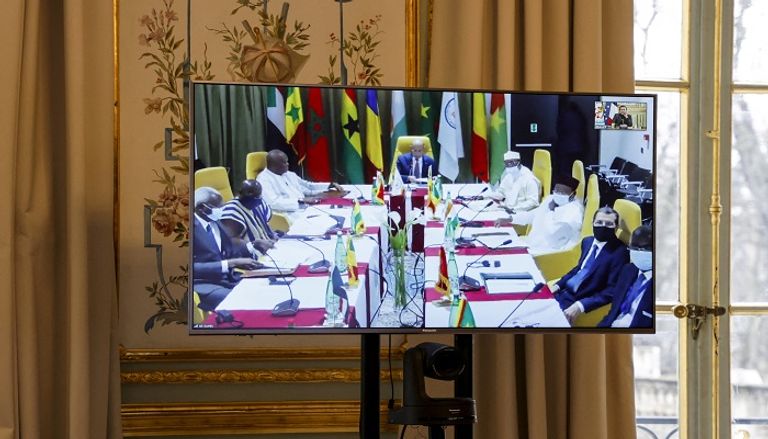 الرئيس الفرنسي إيمانويل ماكرون يشارك بالقمة عبر تقنية الفيديو