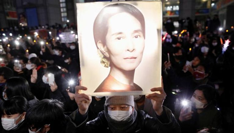 متضامنون مع زعيمة ميانمار المعتقلة يرفعون صورتها