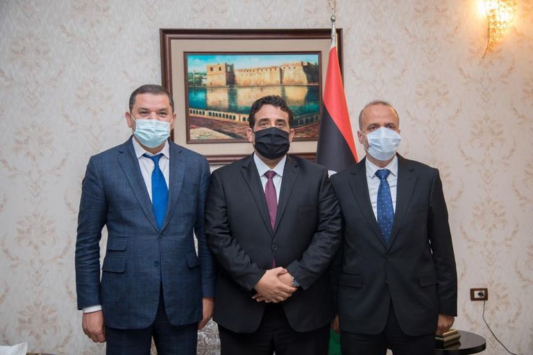 الدبيبة يستقبل المنفي في المطار