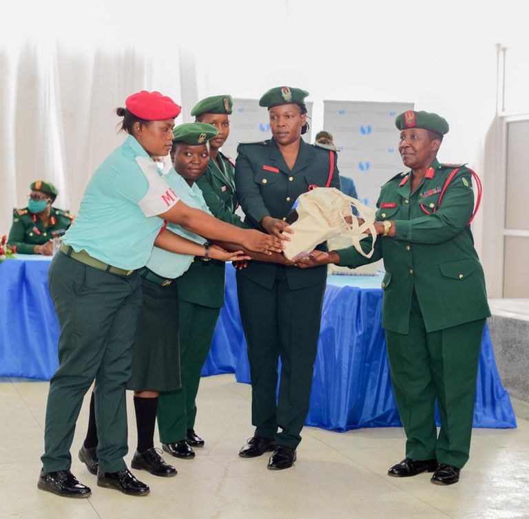 جانب من حفل تسليم الهدايا العينية المقدمة من الشيخة فاطمة بنت مبارك جانب من حفل تسليم الهدايا العينية المقدمة من الشيخة فاطمة بنت مبارك