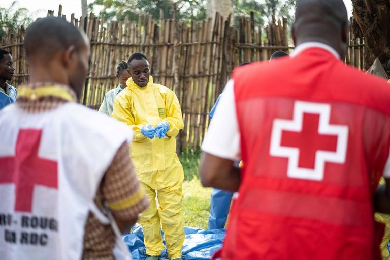 فريق طبي يرتدي زيا واقيا من عدوى إيبولا في أفريقيا