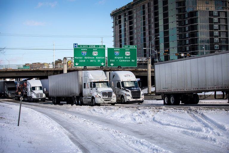 الثلوج تغطي أحد الشوارع في الولايات المتحدة