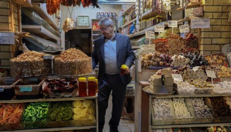 تاجر عراقي يبيع المكسرات في سوق أربيل