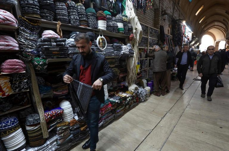 تاجر عراقي يبيع المكسرات في سوق أربيل