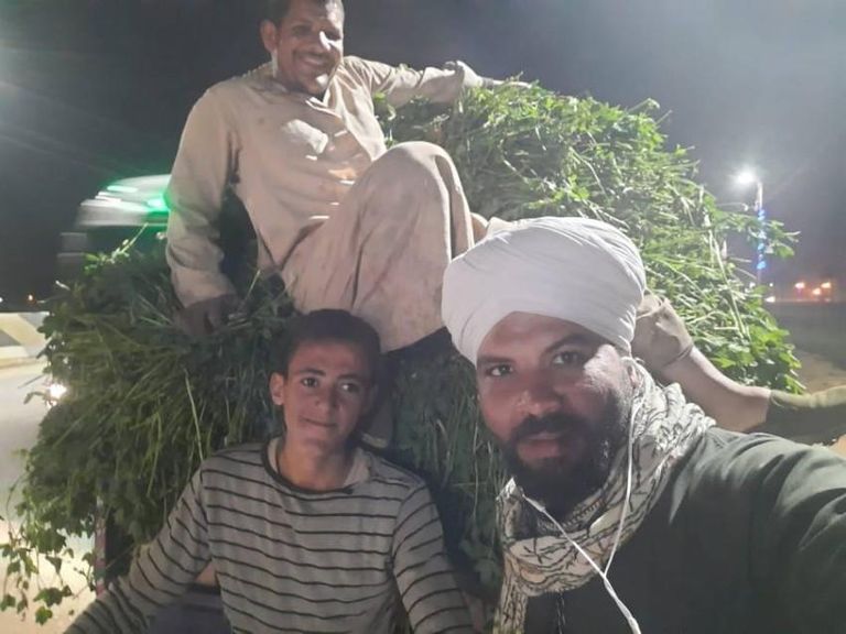 الرحالة المصري "بهاء العمدة" أثناء رحلة من الجيزة حتى أسوان، على ظهر حمار، للتعرف على ثقافات القرى المختلفة بمصر. الشاب المصري بهاء العمدة