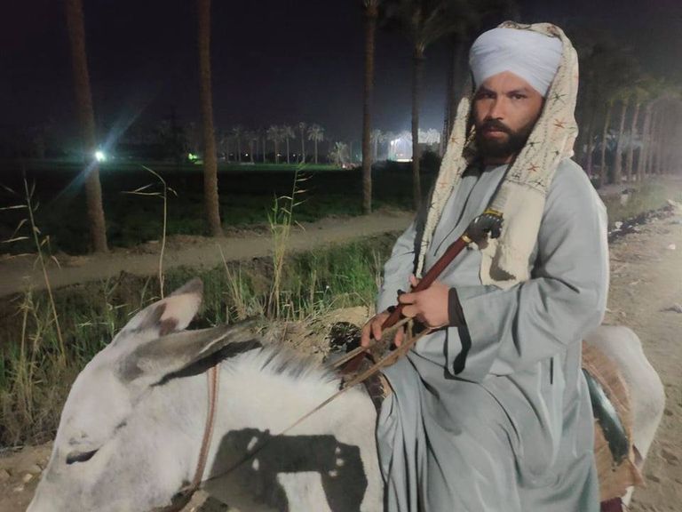 الرحالة المصري "بهاء العمدة" أثناء رحلة من الجيزة حتى أسوان، على ظهر حمار، للتعرف على ثقافات القرى المختلفة بمصر. الشاب المصري بهاء العمدة