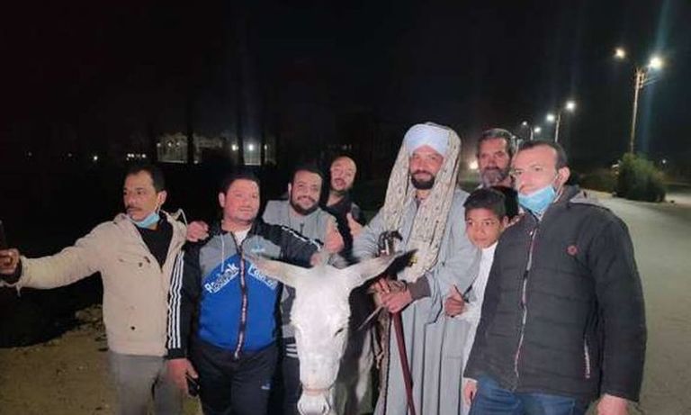 الرحالة المصري "بهاء العمدة" أثناء رحلة من الجيزة حتى أسوان، على ظهر حمار، للتعرف على ثقافات القرى المختلفة بمصر. الشاب المصري بهاء العمدة