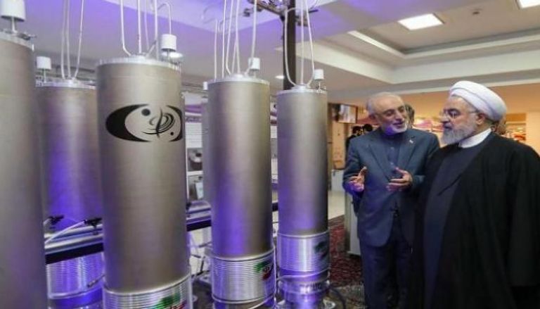 الرئيس الإيراني حسن روحاني داخل إحدى المنشآت النووية