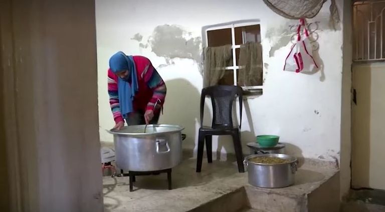 كل سبت ينتظر عدد كبير من المحتاجين توزيع الوجبات