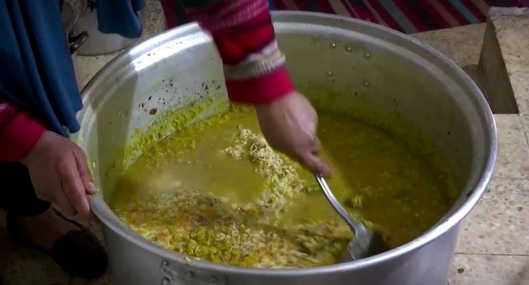 كل سبت ينتظر عدد كبير من المحتاجين توزيع الوجبات