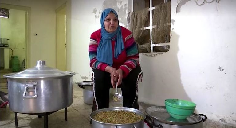 كل سبت ينتظر عدد كبير من المحتاجين توزيع الوجبات