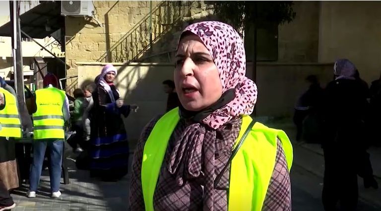 كل سبت ينتظر عدد كبير من المحتاجين توزيع الوجبات