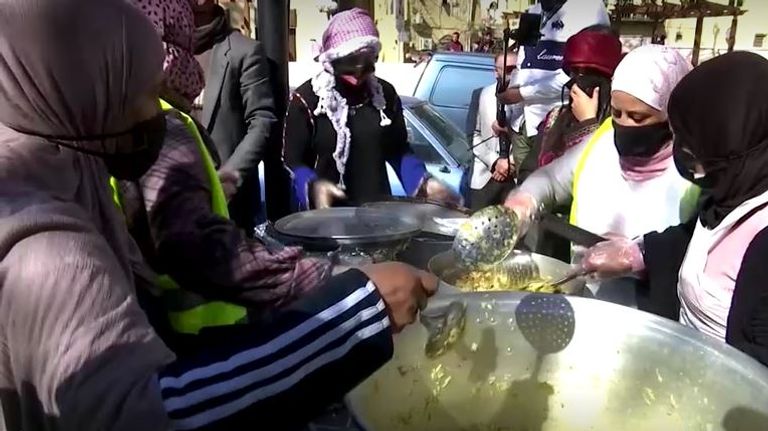 كل سبت ينتظر عدد كبير من المحتاجين توزيع الوجبات