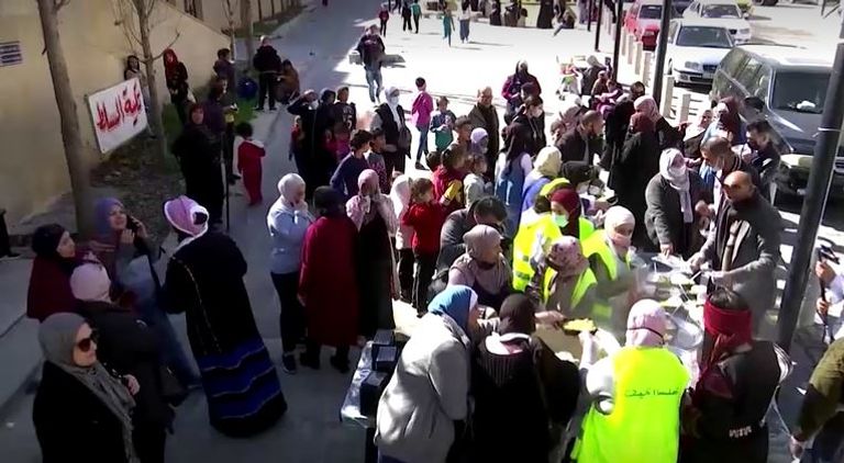 كل سبت ينتظر عدد كبير من المحتاجين توزيع الوجبات