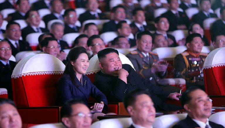 زعيم كوريا الشمالية وزوجته التي ظهرت علنا لأول مرة منذ عام- رويترز