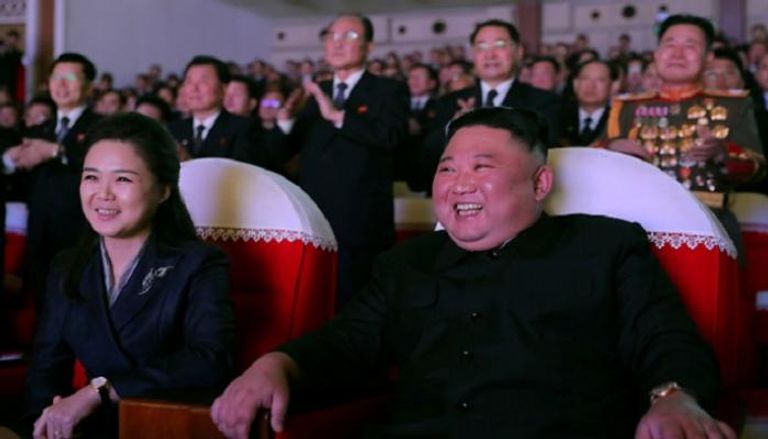 زعيم كوريا الشمالية وزوجته التي ظهرت علنا لأول مرة منذ عام- رويترز