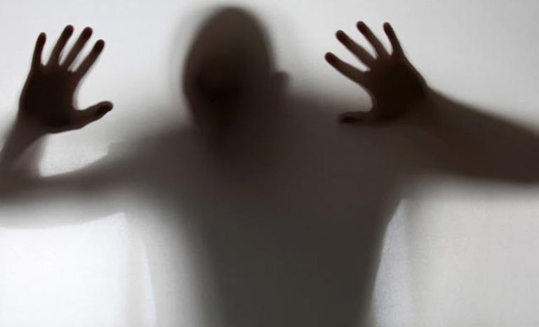 طرق علاج مرض الذهان شخص يعاني من مرض الذهان- تعبيرية