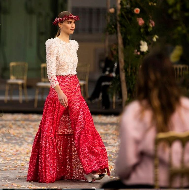 الأكمام كبيرة الحجم ، موضة عام 2021، ويمكن أن تكون جزءا من فساتين أنيقة أو يمكن ارتدائها في شكل بلوزات مع بنطال جينز. ملامح موضة 2021