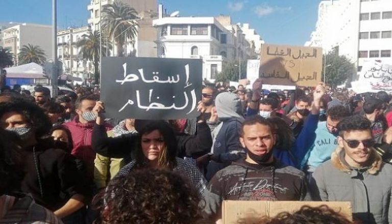 جانب من المظاهرات التي شهدتها تونس للمطالبة بإسقاط الحكومة- رويترز