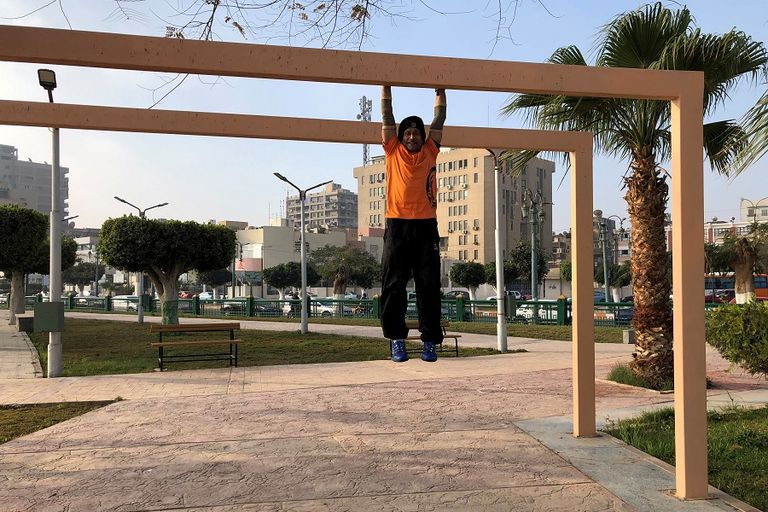 عاشق اللياقة البدنية المصري عبد المهيمن شحاتة (68 عاما) على ضفاف النيل