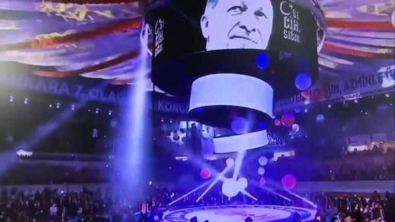 استعراض فني بمؤتمر حزب العدالة والتنمية في حضور أردوغان